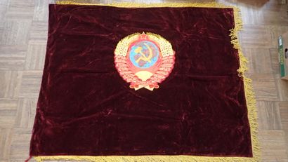 URSS. Imposant drapeau en velours bordeaux...