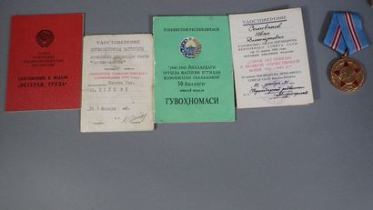 URSS. Ensemble composé de douze éléments...
