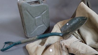 Lot: Deux chandelles ex-armée, un jerrycan,...