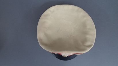Casquette en drap blanc, bandeau et passepoil...