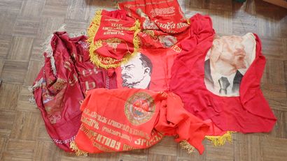 URSS. Ensemble de neuf drapeaux et de fanions...