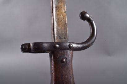 Deux baïonnettes françaises: une modèle 1874...