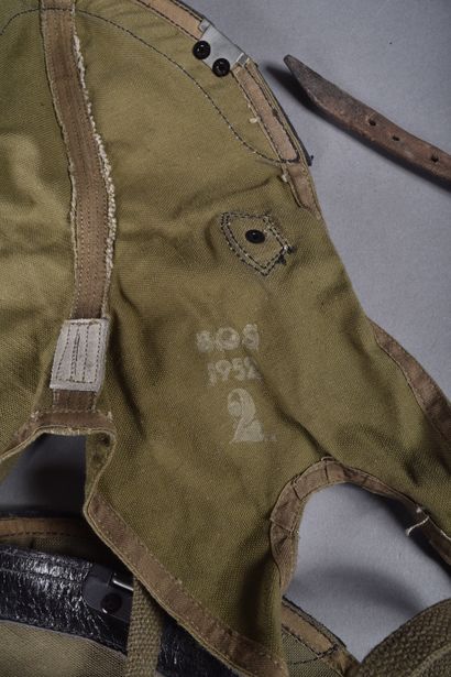 Lot d'équipement militaire : 4 paires du...