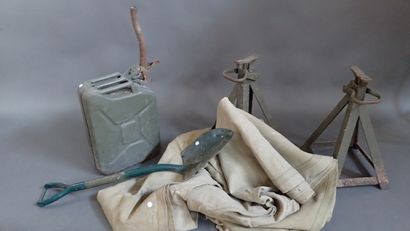 Lot: Deux chandelles ex-armée, un jerrycan,...