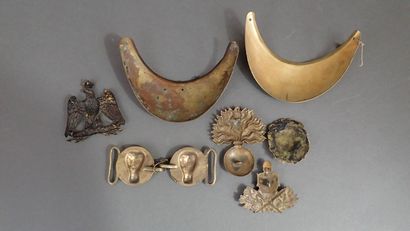 Lot de cuivreries diverses, dont boucles...