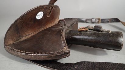 Etui en cuir pour hache de sapeur. Boucle...