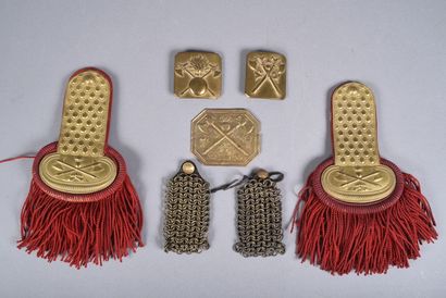 Pompier: Paire d’épaulettes, une plaque de...