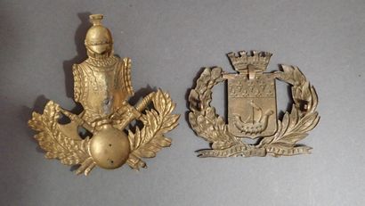 Ensemble de 2 plaques de shako, l’une du...