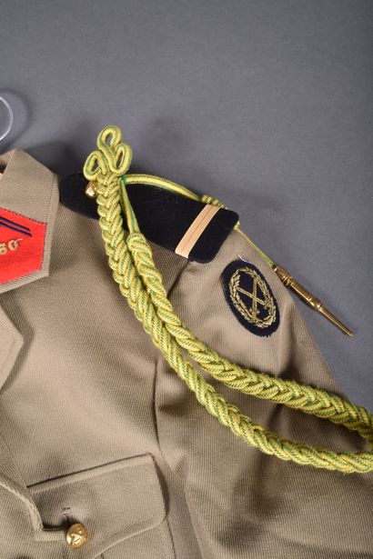 Uniforme de sortie d’un adjudant-chef du...