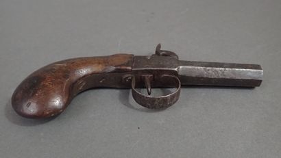 Pistolet à coffre.
Système à percussion.
Canon...