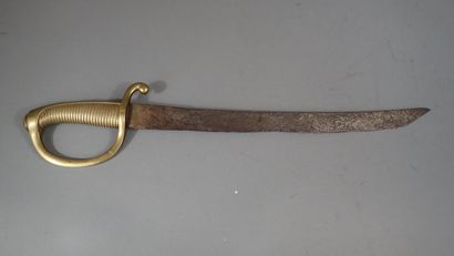 Sabre briquet. Poignée monobloc en laiton...