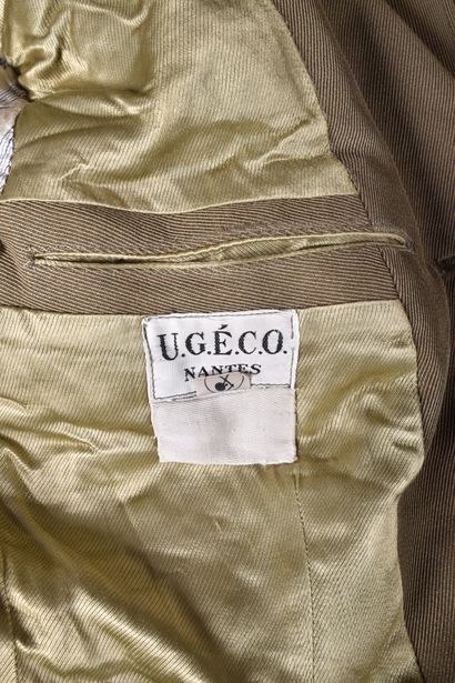 Trois vareuse d’officier en drap jaspé. Une...