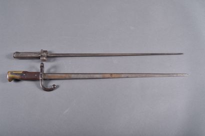 Deux baïonnettes françaises: une modèle 1874...