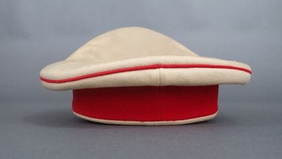 Casquette en drap blanc, bandeau et passepoil...