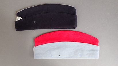 Deux bonnets de Police. BE