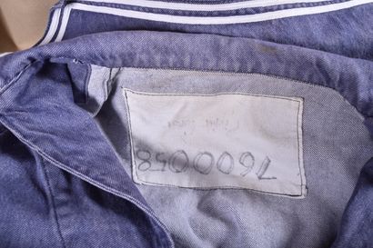 lot comprenant deux uniformes (veste et pantalon)...