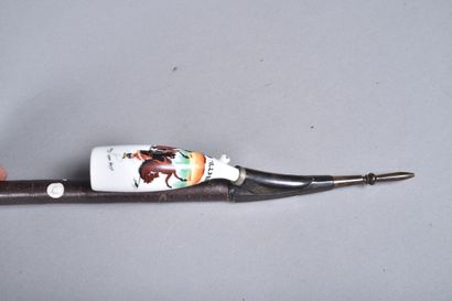Grande pipe à fourneau en porcelaine (fêl)...