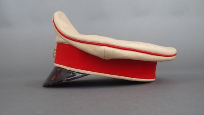 Casquette en drap blanc, bandeau et passepoil...