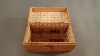 Coffret à pharmacie allemand. En bois blanc...