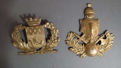 Ensemble de 2 plaques de shako, l’une du...