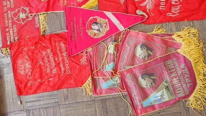 URSS. Ensemble de vingt-et-un fanions communistes...