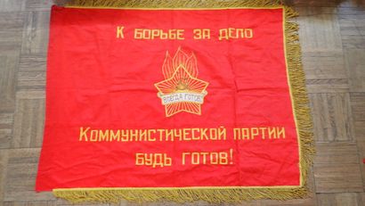 URSS. Fort ensemble composé de neuf fanions...