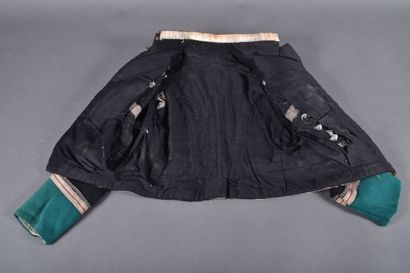 Dolman en drap en drap noir à col vert dans...