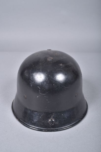 Casque allemand mod 33, peint en noir de...