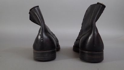 Casque F1, en acier peint kaki et daté 1986,...