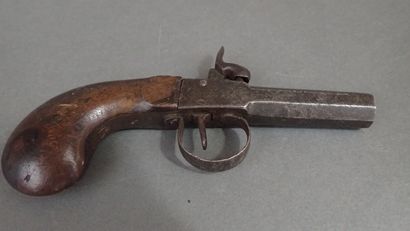 Pistolet à coffre.
Système à percussion.
Canon...