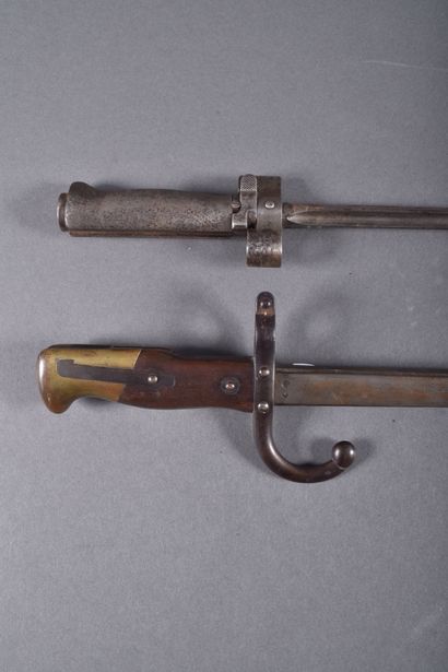 Deux baïonnettes françaises: une modèle 1874...