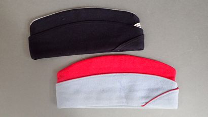 Deux bonnets de Police. BE