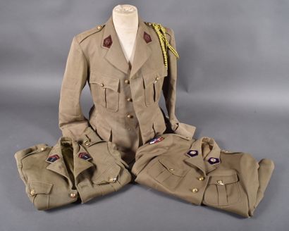 Trois vareuse d’officier en drap jaspé. Une...