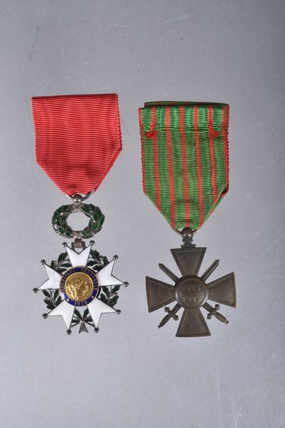 FRANCE. Ensemble composé d’une médaille de...
