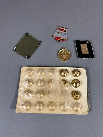 Lot : plaquette de boutons Musicien , patte...
