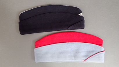 Deux bonnets de Police. BE
