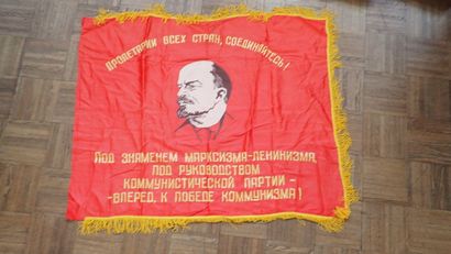 URSS. Ensemble de neuf drapeaux et de fanions...