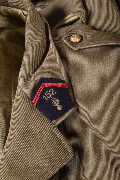 Trois vareuse d’officier en drap jaspé. Une...