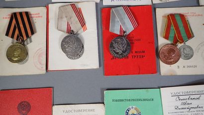 URSS. Ensemble composé de douze éléments...