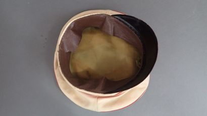 Casquette en drap blanc, bandeau et passepoil...