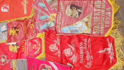 URSS. Ensemble de vingt-et-un fanions communistes...