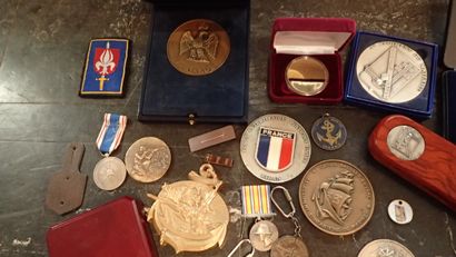 Lot de médailles de table en bronze et alliage...