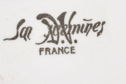 Suite de trois assiettes en faïence de Sarreguemines...