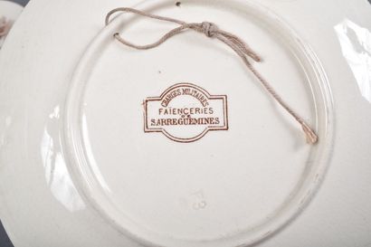 Suite de trois assiettes en faïence de Sarreguemines...