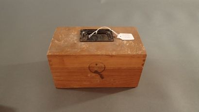 Coffret à pharmacie allemand. En bois blanc...