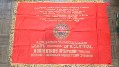 URSS. Ensemble de neuf drapeaux et de fanions...