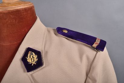 lot comprenant deux uniformes (veste et pantalon)...
