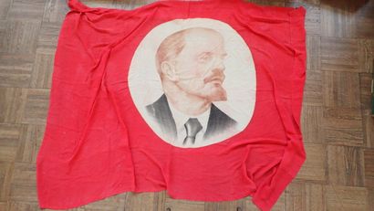 URSS. Ensemble de neuf drapeaux et de fanions...