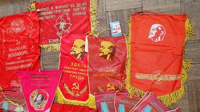 URSS. Ensemble de vingt-et-un fanions communistes...