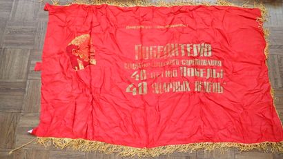 URSS. Fort ensemble composé de neuf fanions...